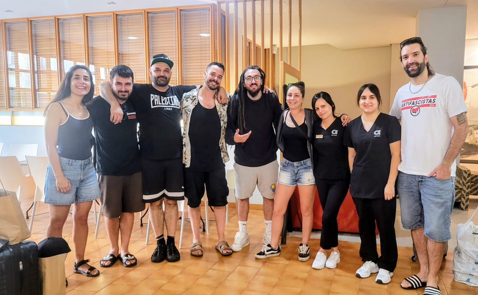 Parte del equipo de Alda Boiro posa junto a integrantes de Dakidarría durante la Fiesta de la Dorna de Ribeira.