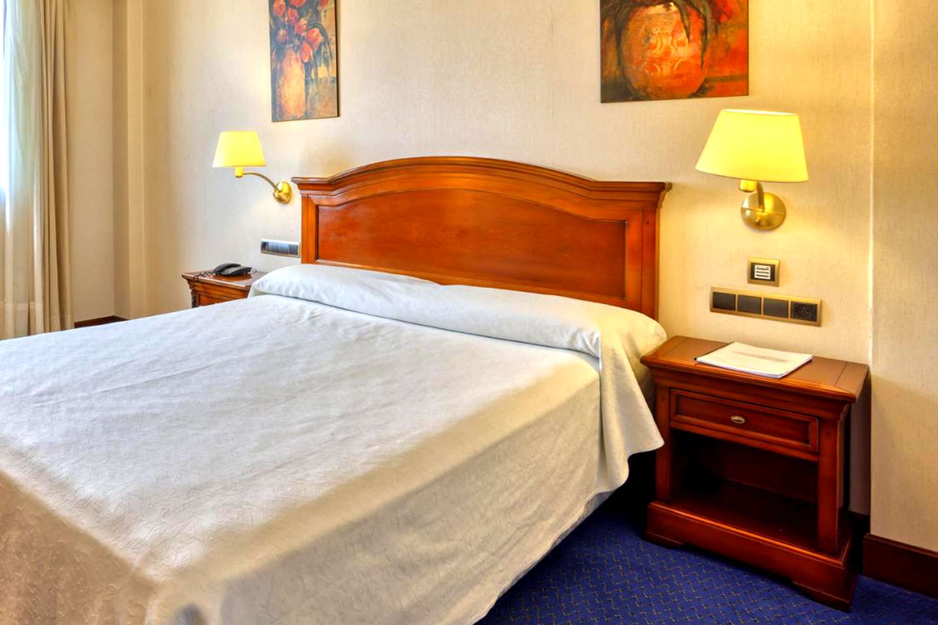 Cama de la habitación doble del Hotel Alda Villa de Almazán