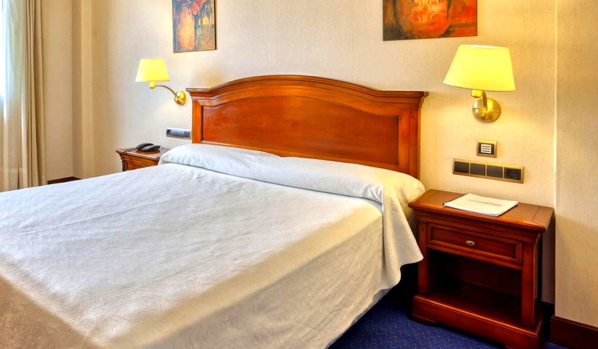 Cama de la habitación doble del Hotel Alda Villa de Almazán