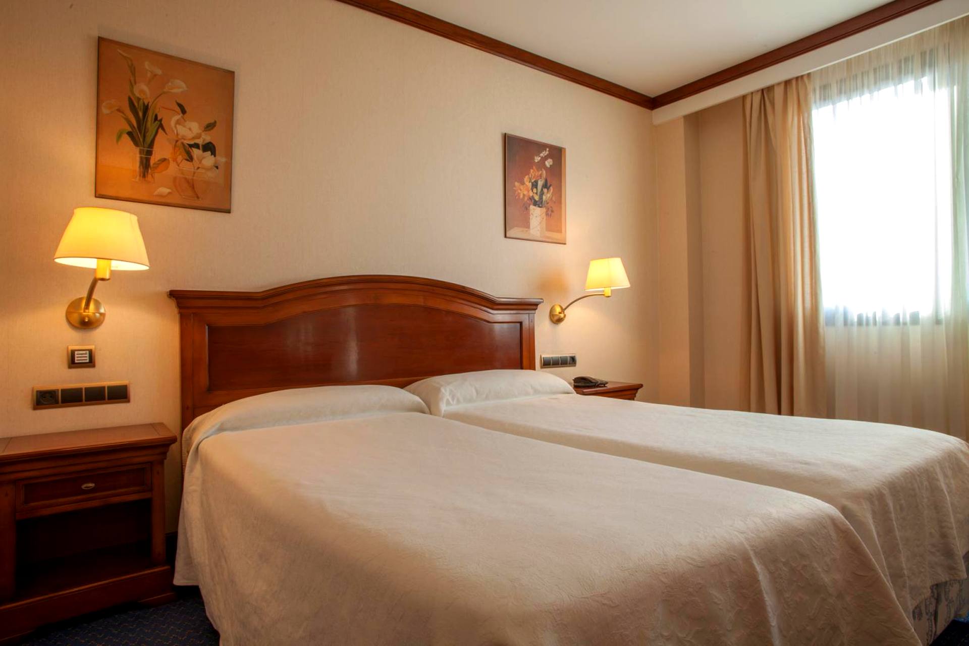Habitación Doble con lámparas en las mesita de noche del Hotel Alda Villa de Almazán
