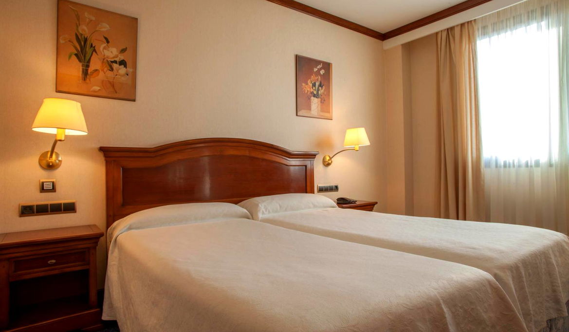 Habitación Doble con lámparas en las mesita de noche del Hotel Alda Villa de Almazán