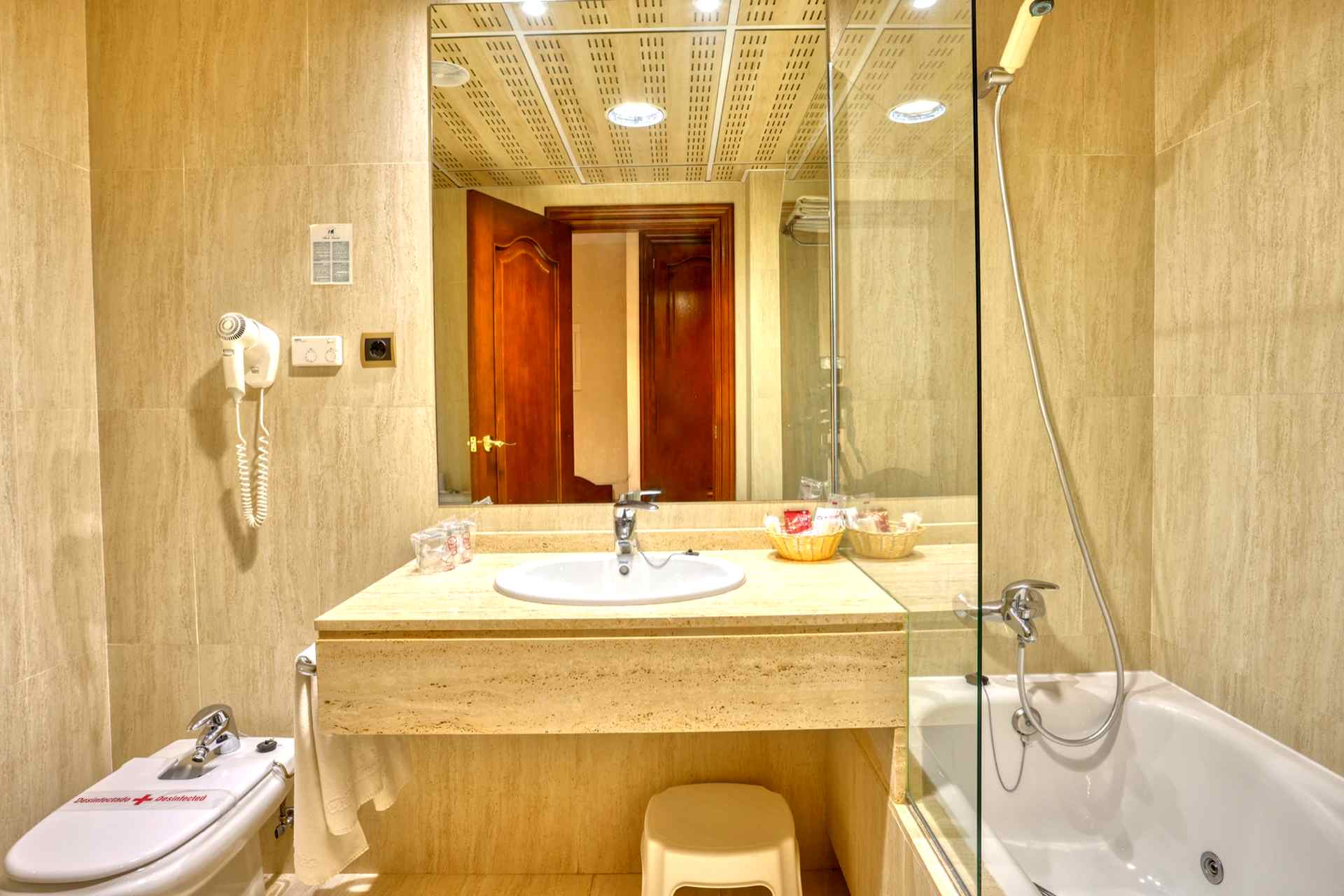Baño privado del Hotel Alda Villa de Almazán