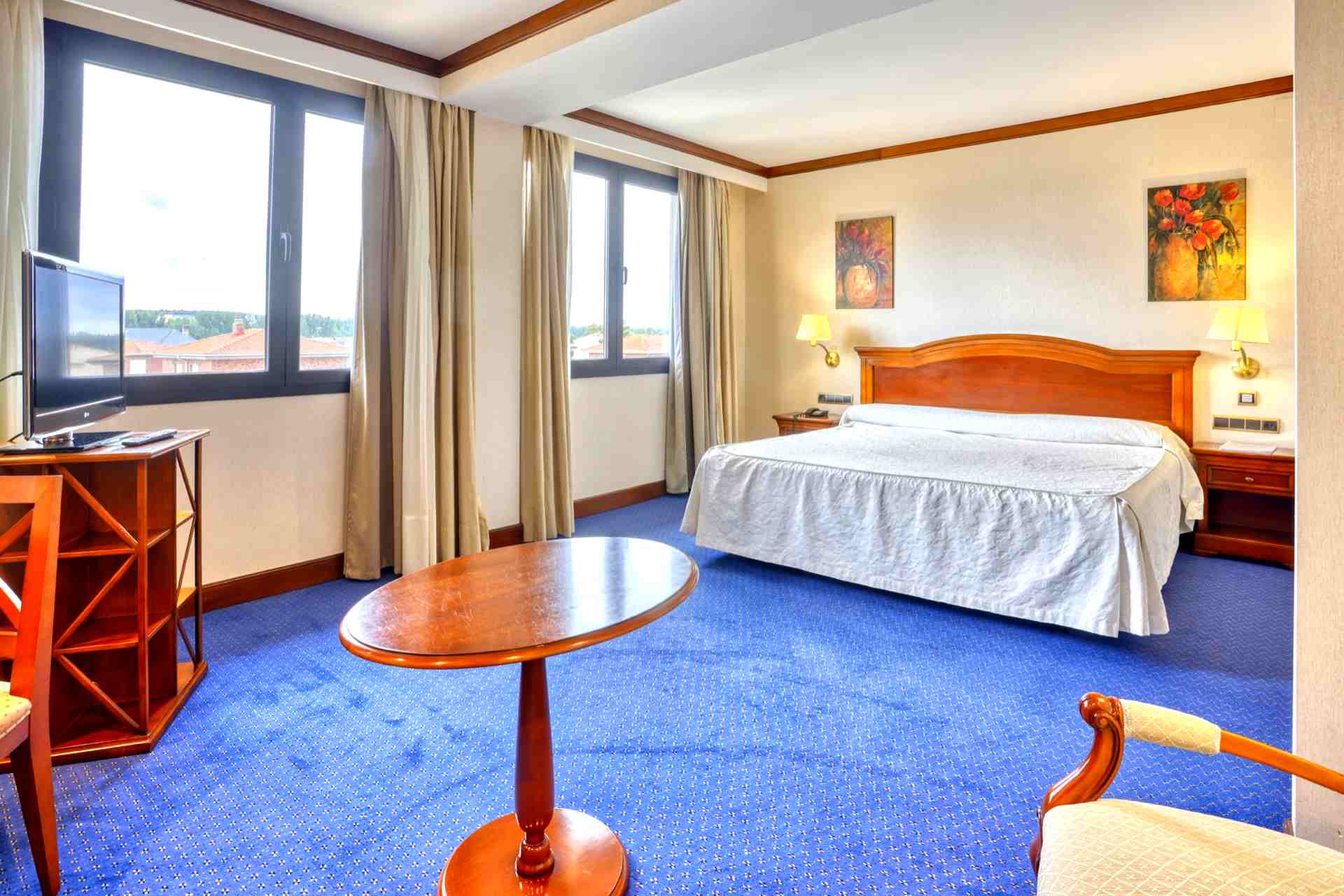 Cama doble con vistas en la ventana del Hotel Alda Villa de Almazán