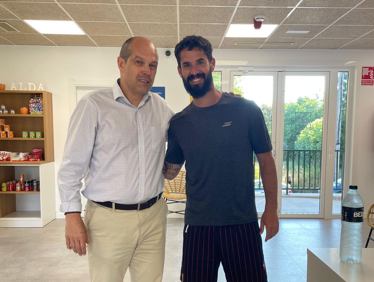 Isco Alarcón hace parada en Alda durante su Camino de Santiago