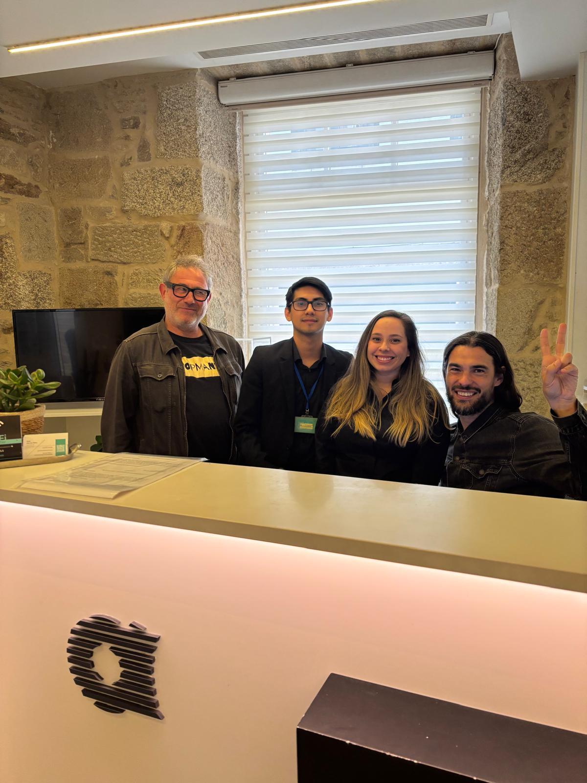 Oliver Laxe, ganador del premio del Jurado en Cannes, visita por sorpresa Alda San Bieito (Santiago de Compostela)
