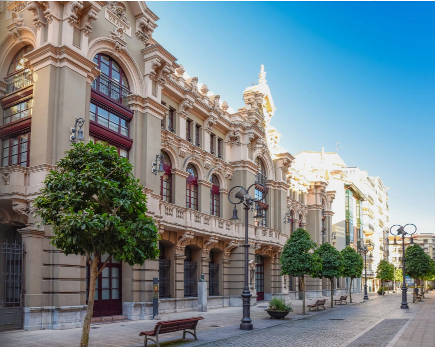 Avilés, entre medievales, turistas y palacios