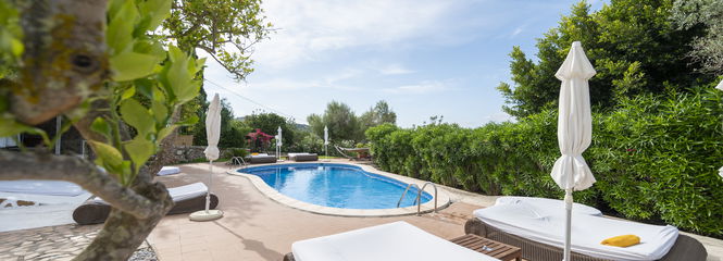 With a saltwater pool<br> and solarium