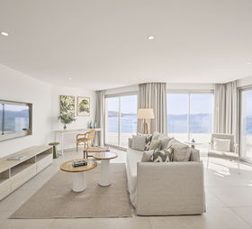 Suite Presidencial de Dos Dormitorios con Vistas Panorámicas al Mar y Gran Terraza