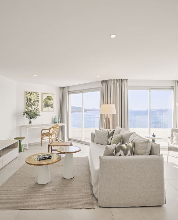 slide Suite presidenziale con due camere da letto, vista panoramica sul mare e grande terrazza