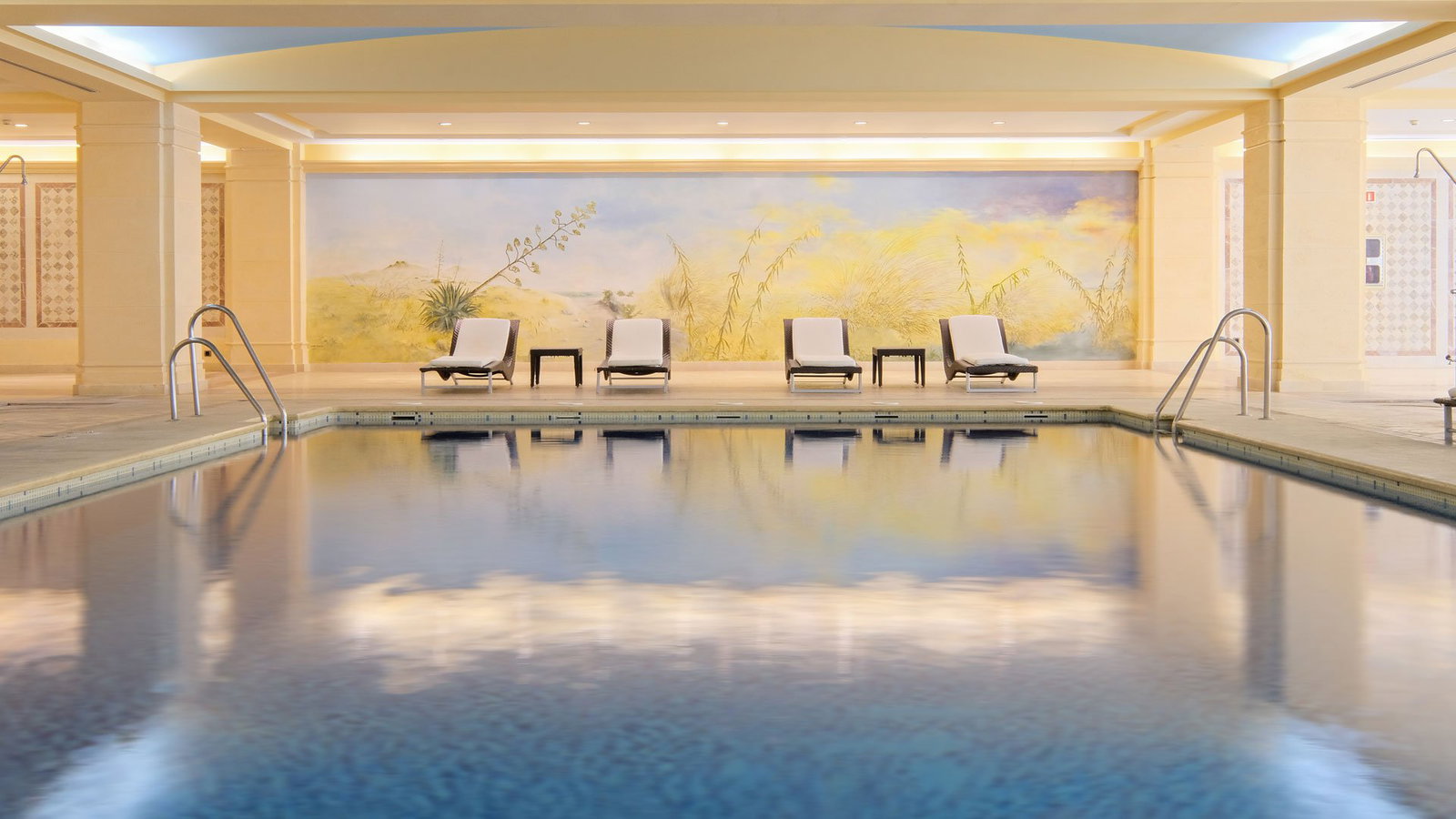 Hotel Envia Lobby