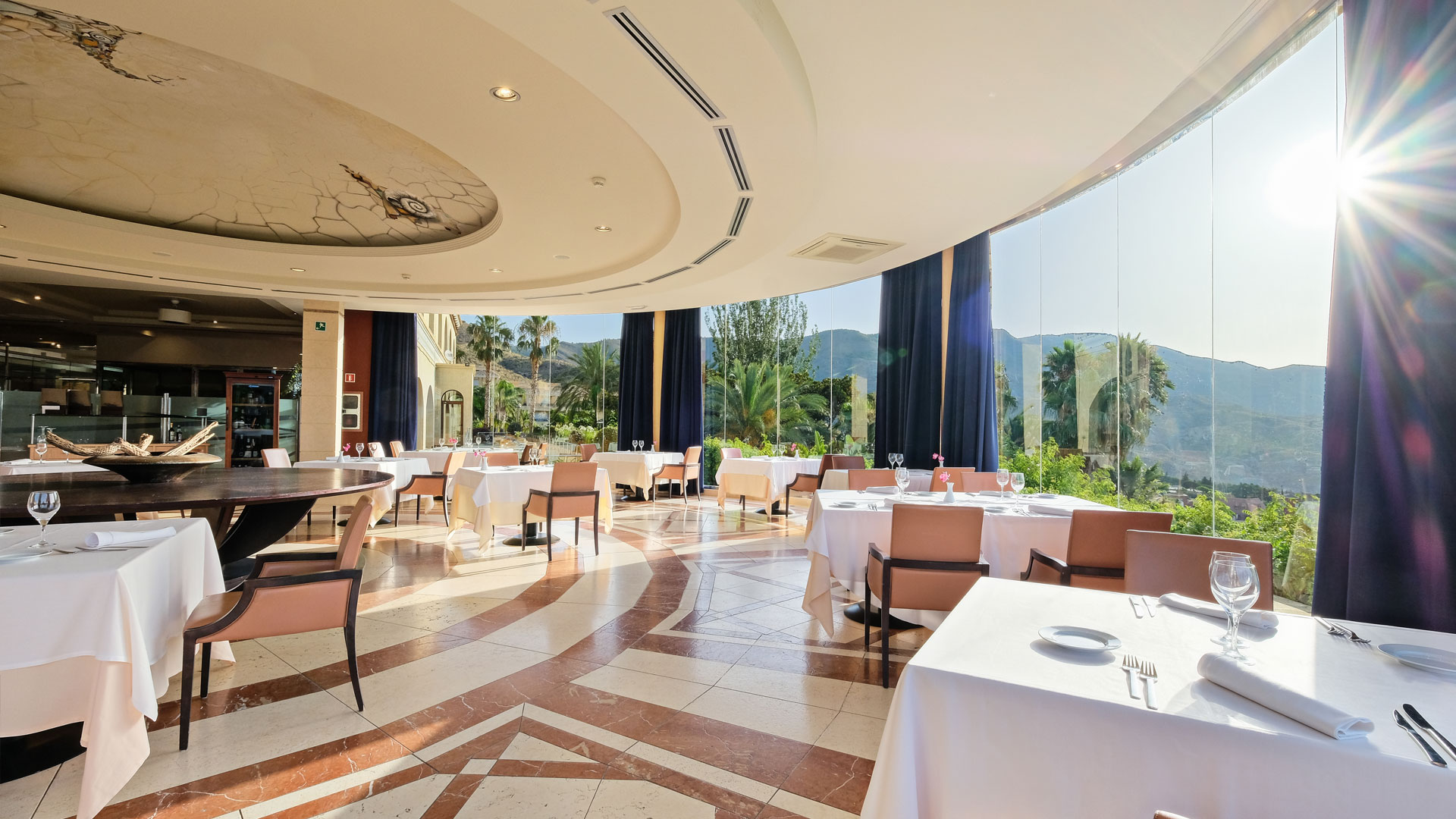 UN HERMOSO HOTEL DE 5 ESTRELLAS SUPERIOR EN ALMERÍA