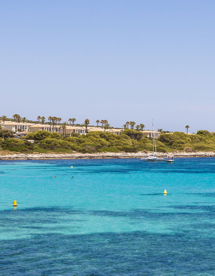 Insotel Fenicia Prestige: A un paso de Punta Prima y a pocos minutos de Sant Lluís y Mahón