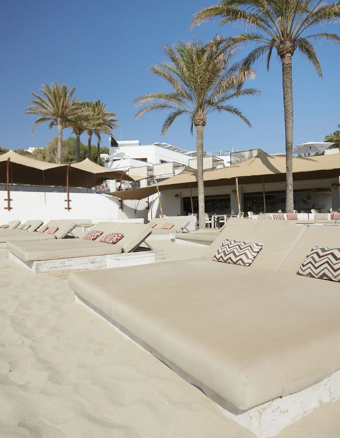 Insotel Fenicia Prestige: Zona chill out y daybeds frente al Mediterráneo