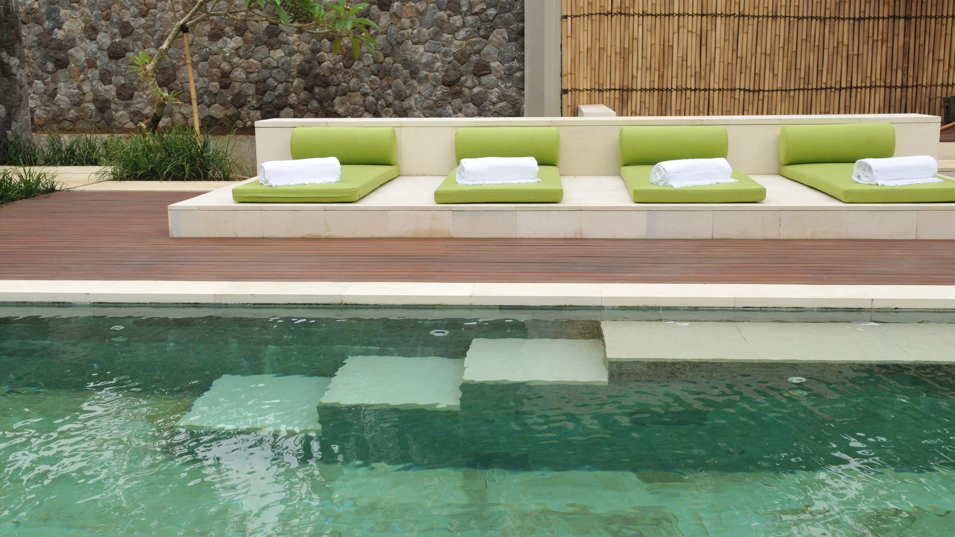 Intro image full screen