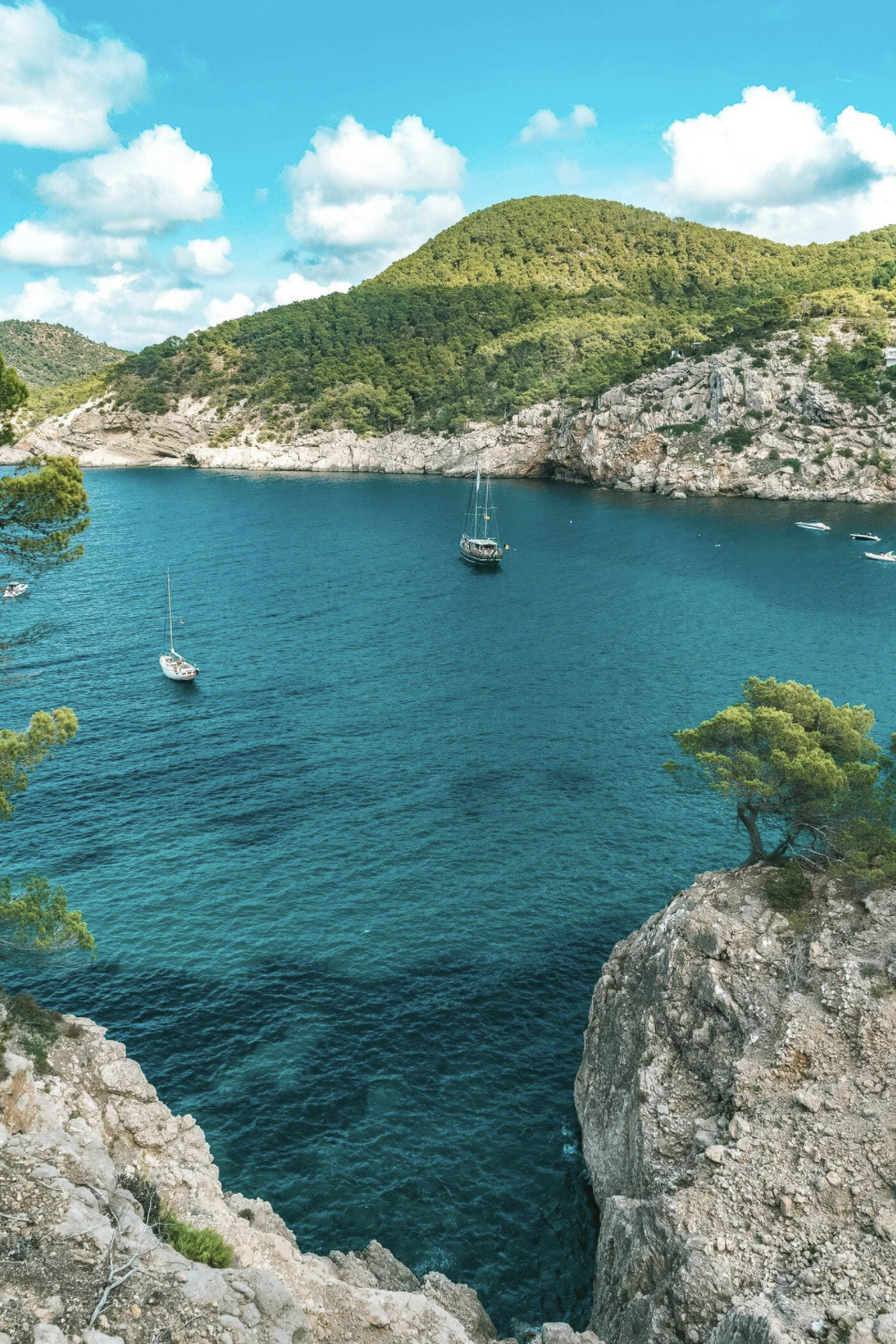 Calas escondidas y la naturaleza en Sant Joan