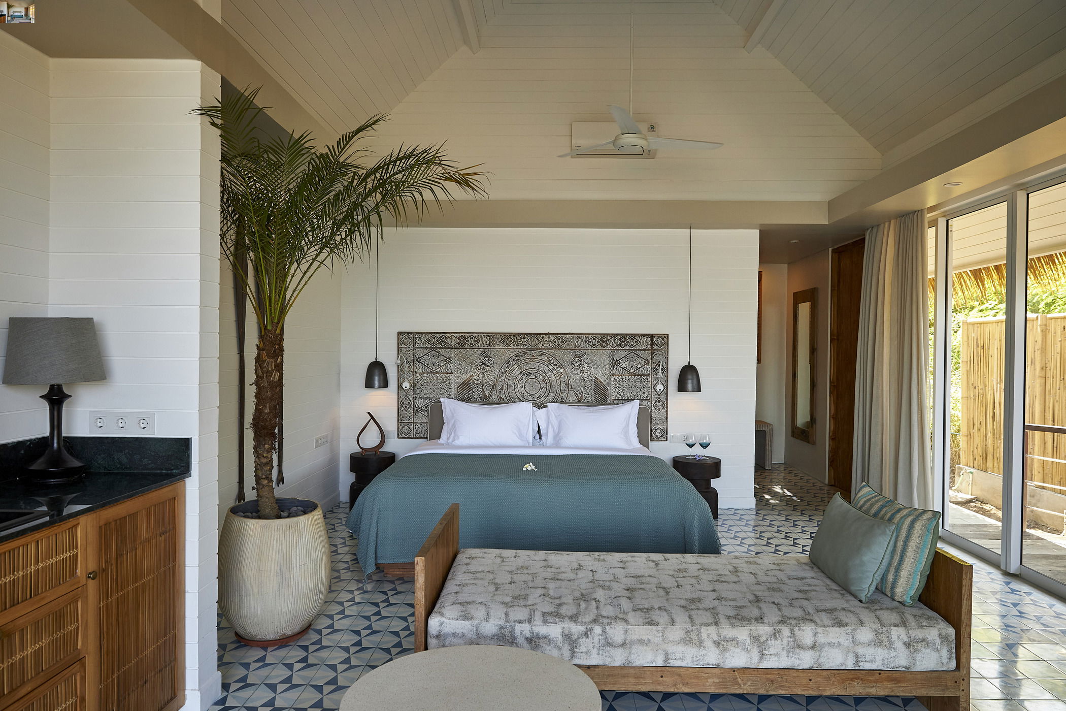 Intro image full screen