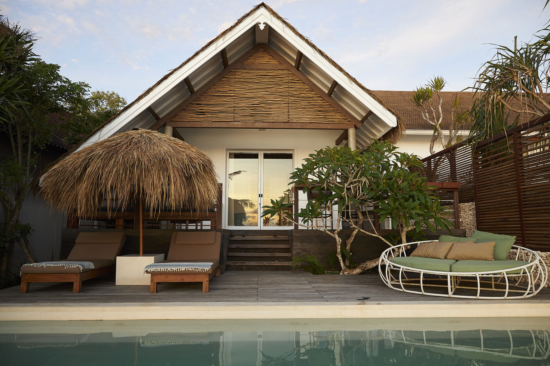 Intro image full screen