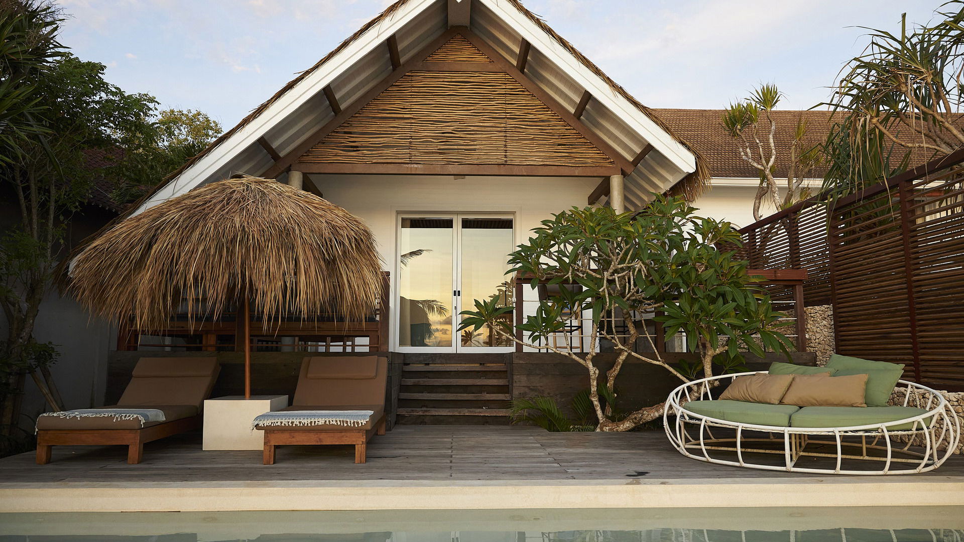 Intro image full screen