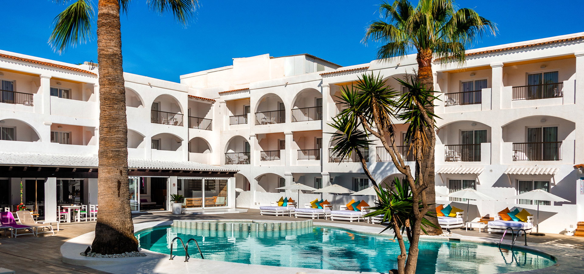 Adults only hotel in Playa d'en Bossa, Ibiza| Vibra Bossa Flow Hotel