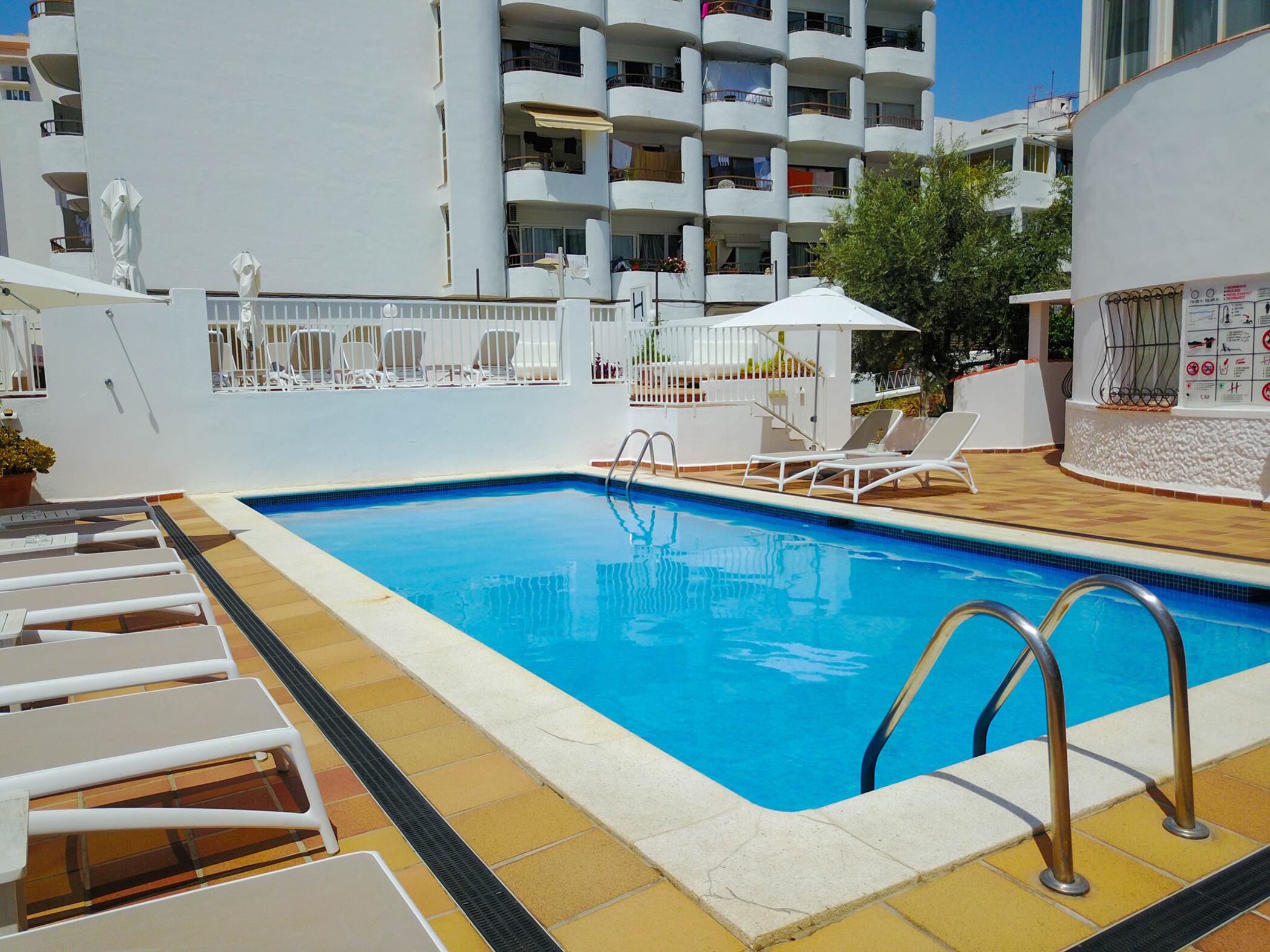 Hotel con piscina con todos los servicios