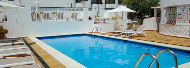 Hotel con piscina con todos los servicios