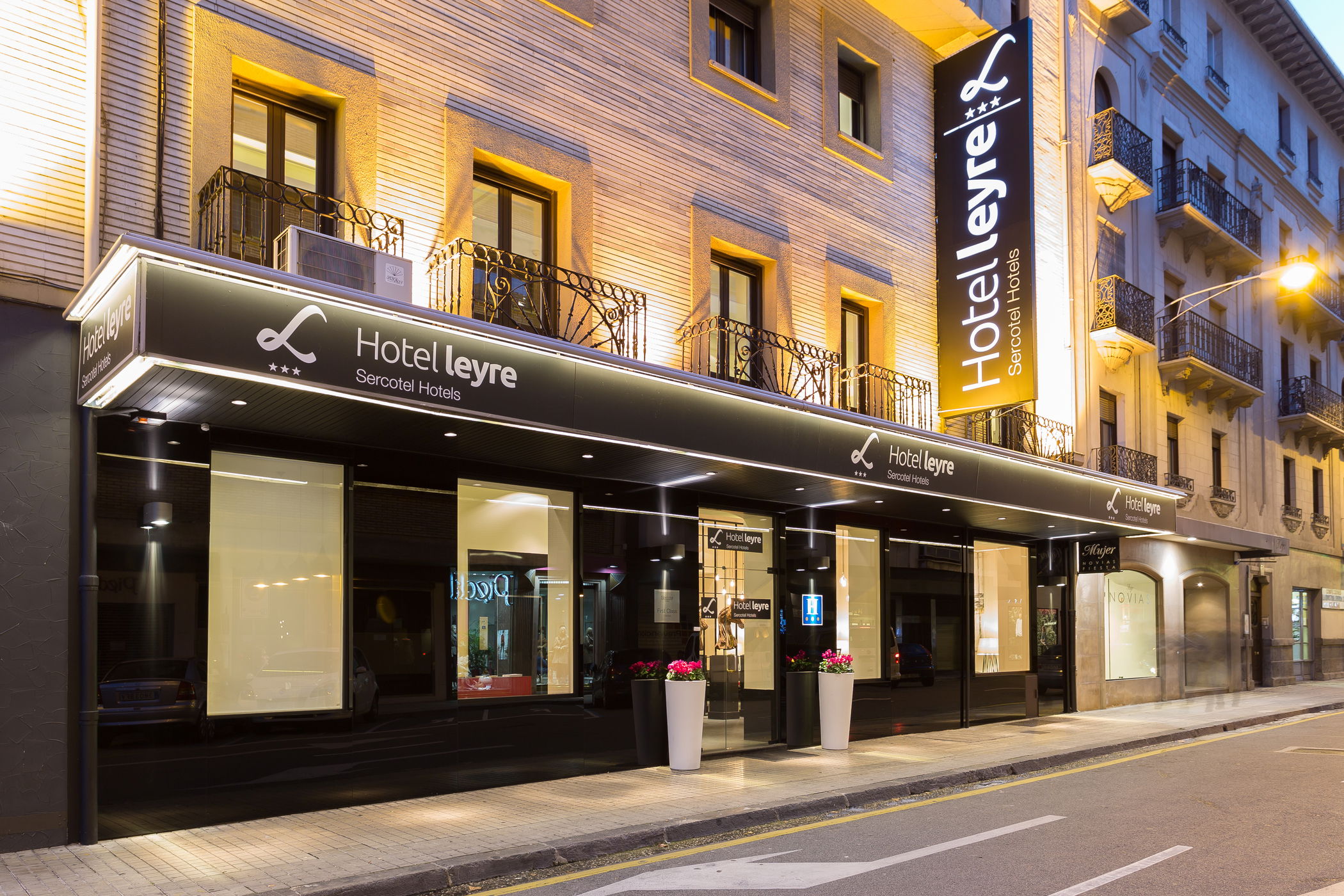 Template 7:Decorative image