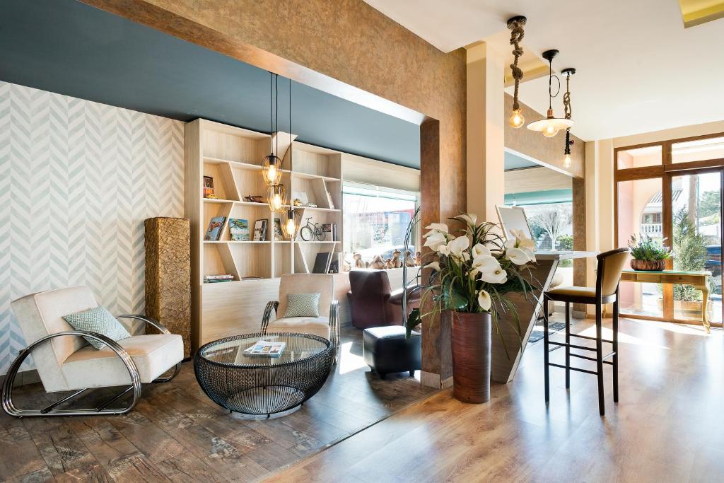 Template 7:Decorative image