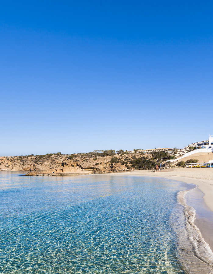Insotel Fenicia Prestige: Cala Tarida: turquoise wateren en een ansichtkaartlandschap