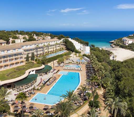 Cuevas, dinosaurios y playa: planes en familia junto a Insotel Cala Mandía