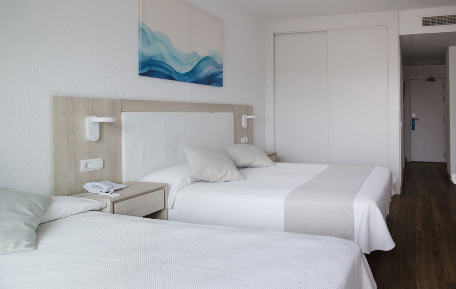 Room Habitación Superior Triple Room with Pool View