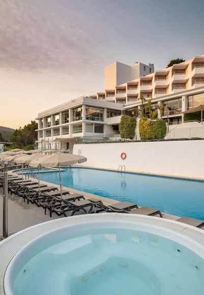 Image Outdoor pool and solarium