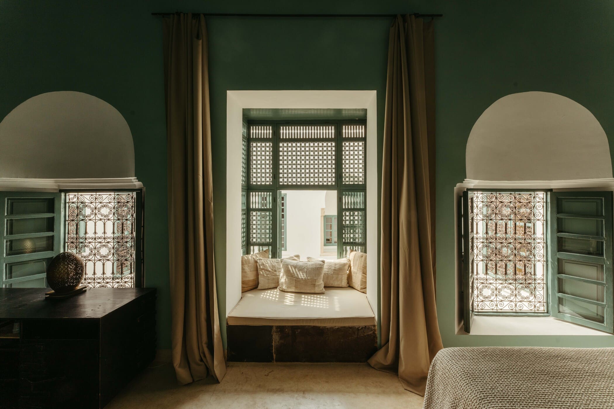 Intro image full screen