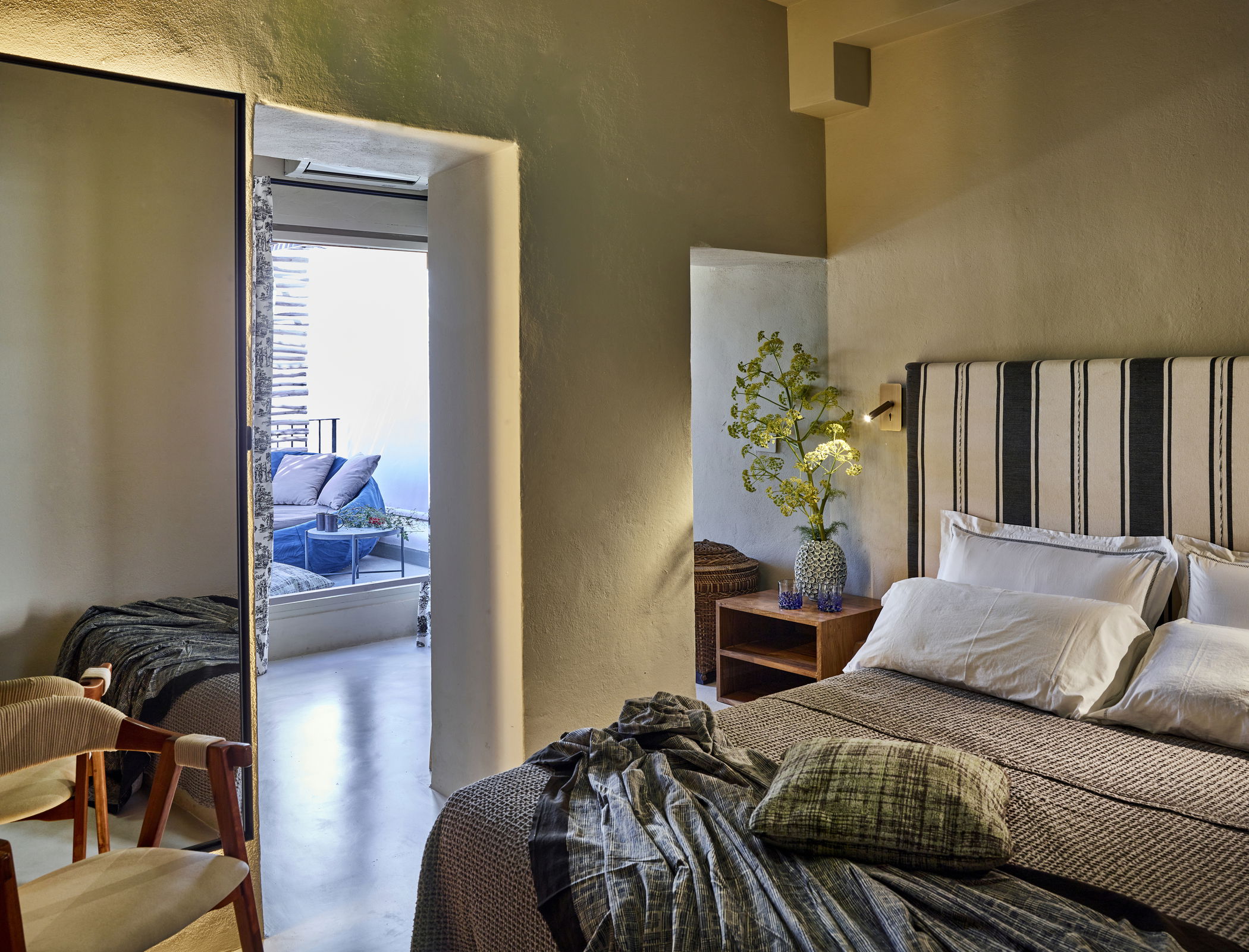 Intro image full screen