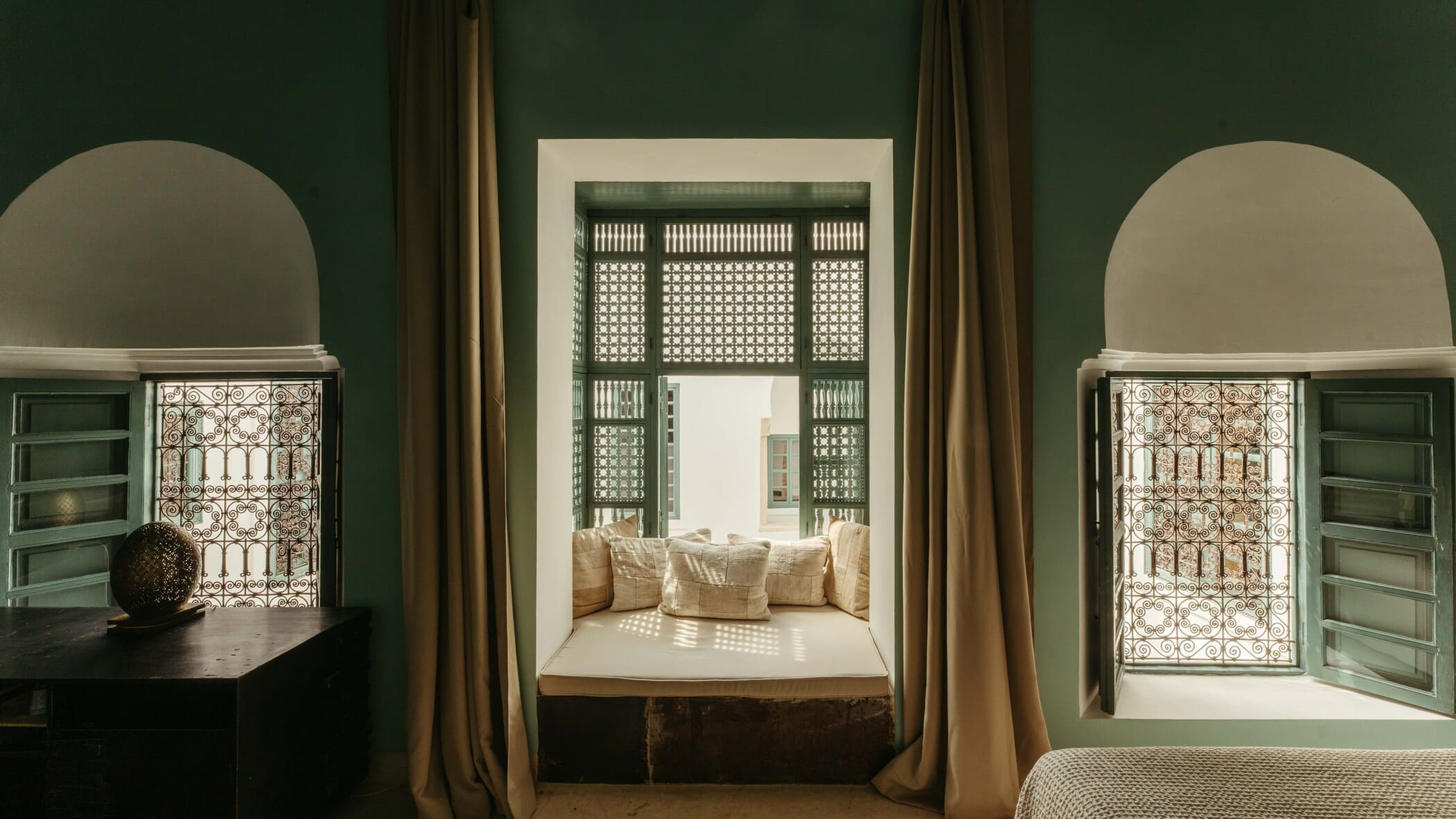 Intro image full screen