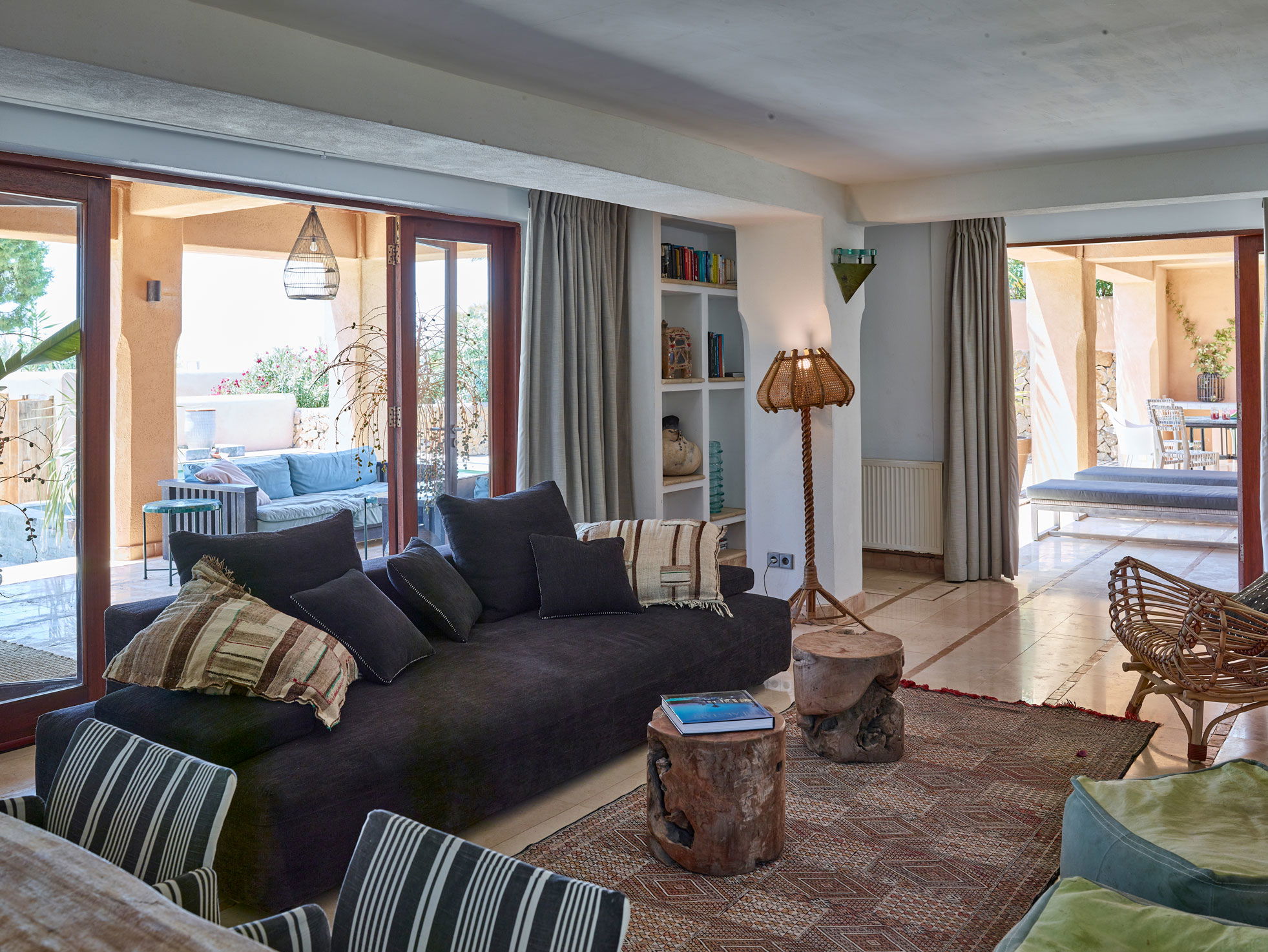 Contacta con Es Vedrà Bay Villas