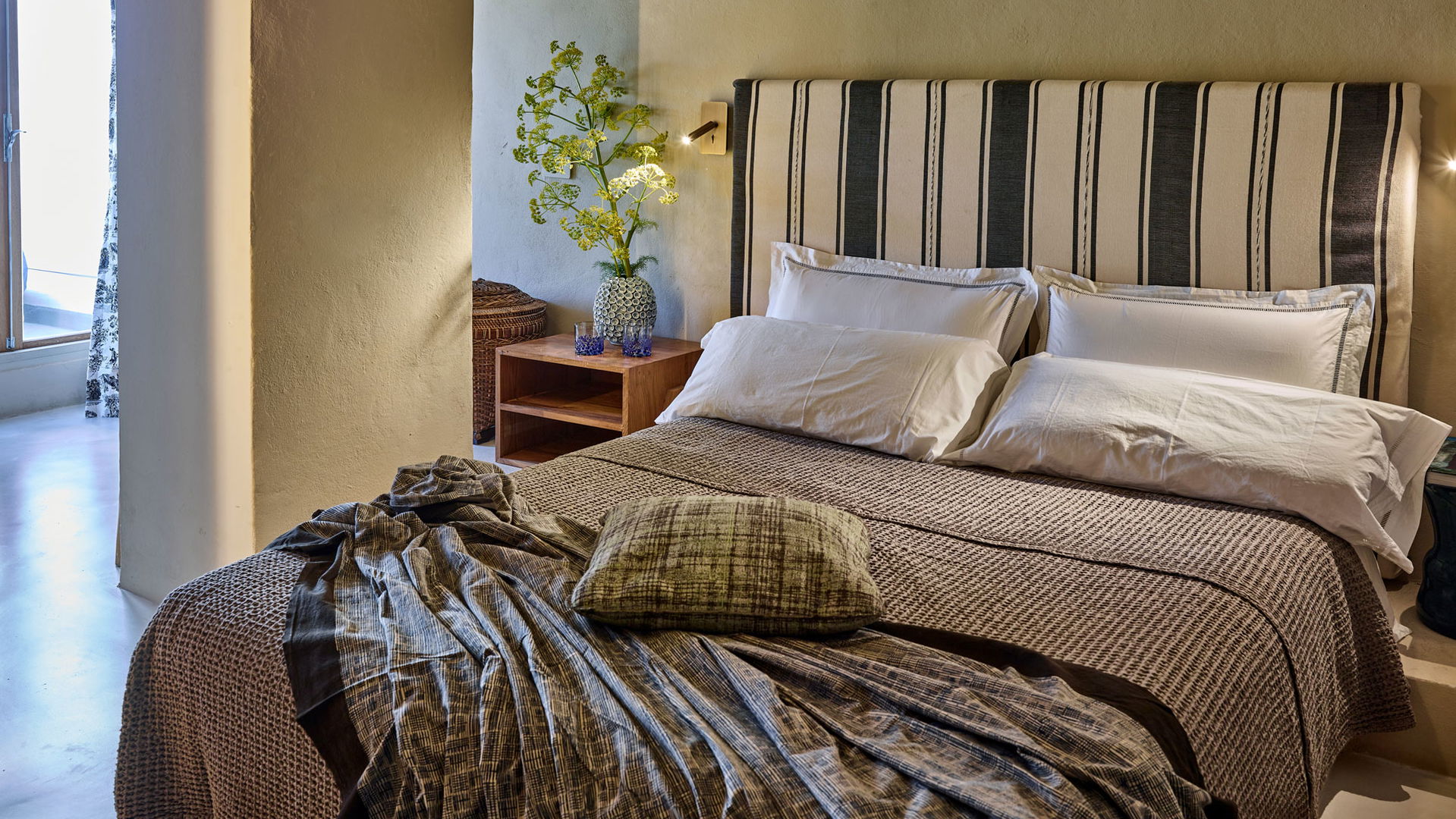 Intro image full screen