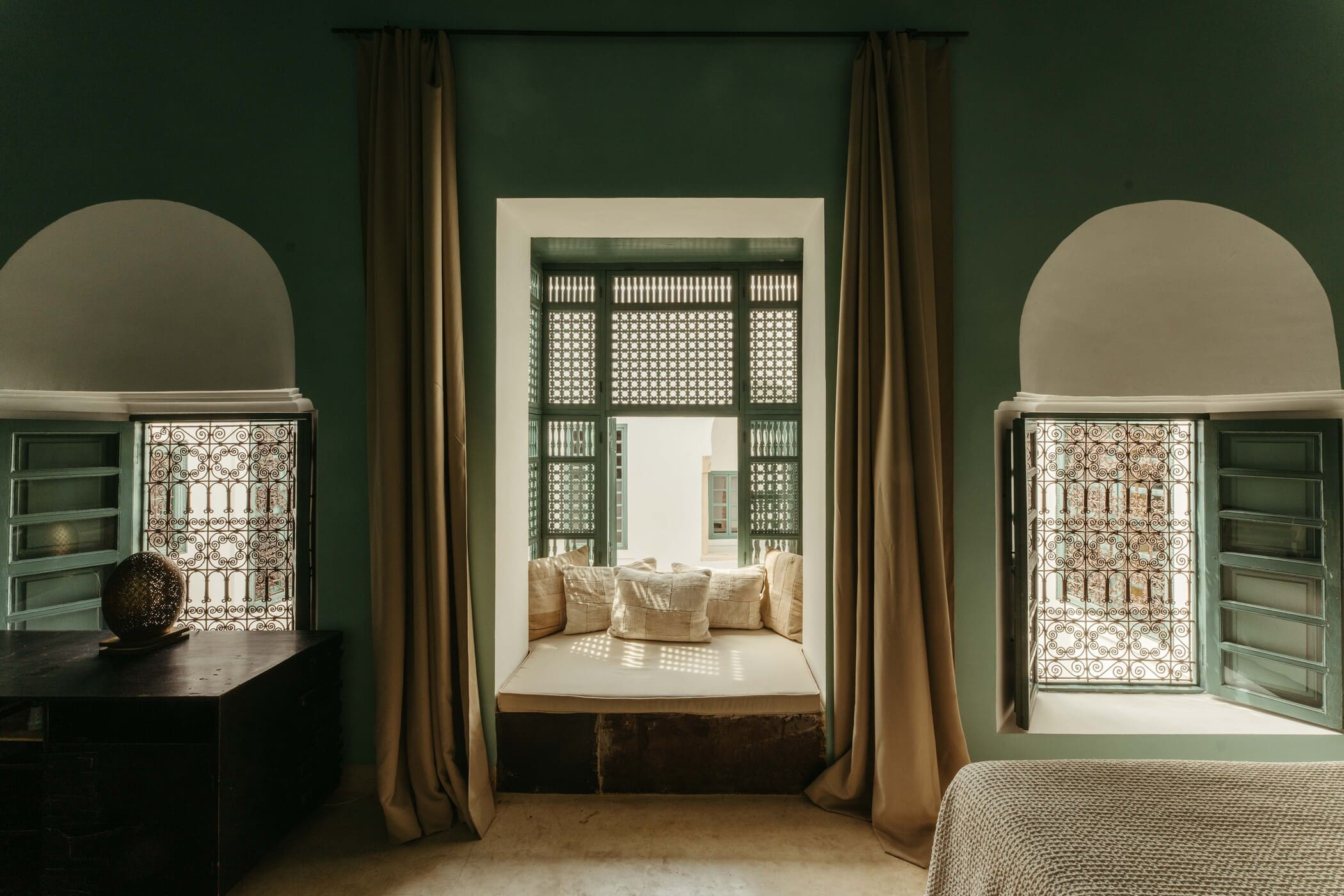 Intro image full screen