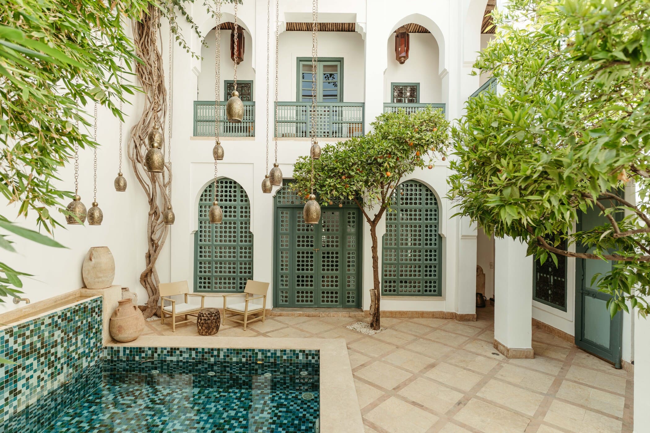 Intro image full screen