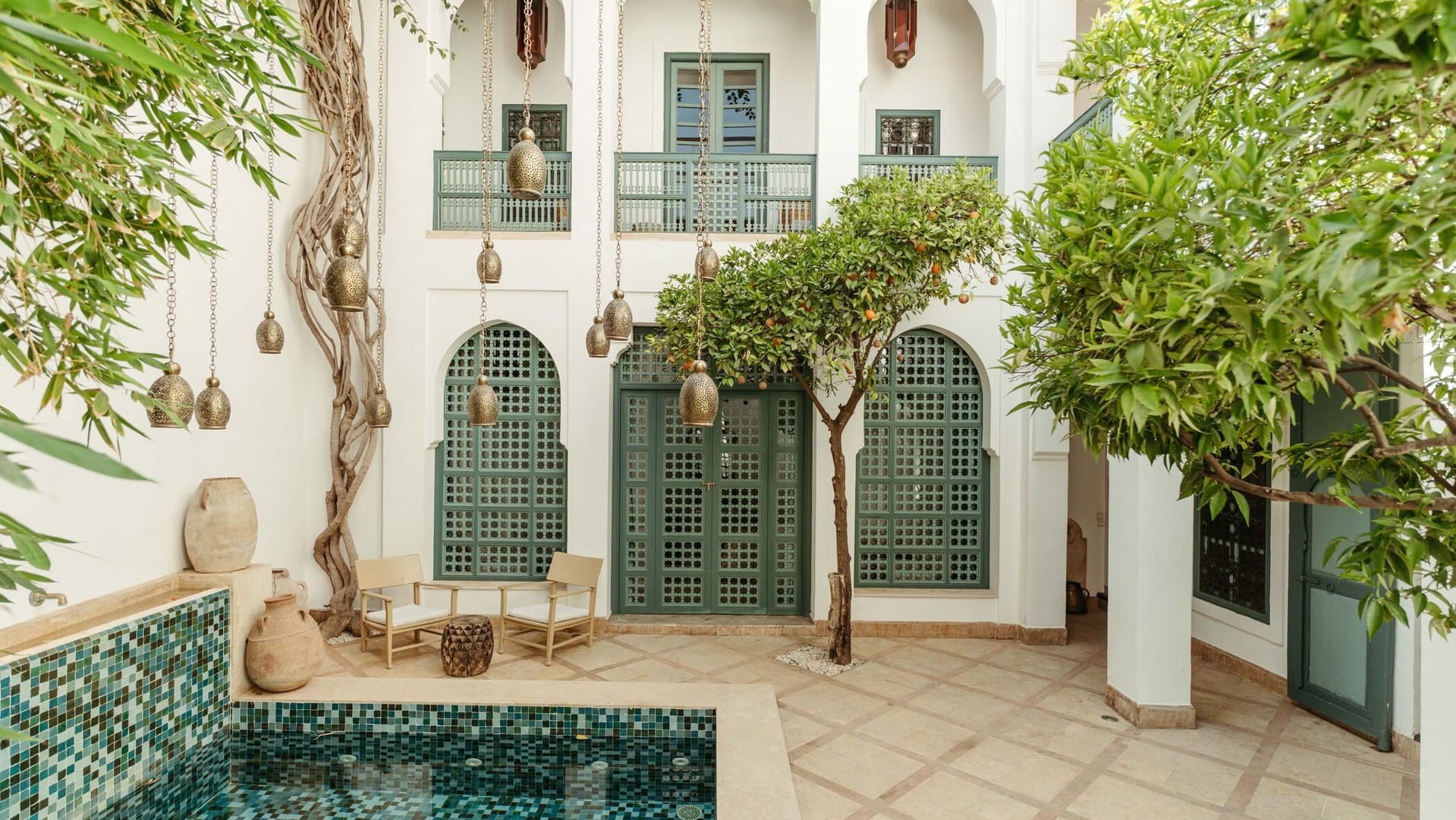 Intro image full screen