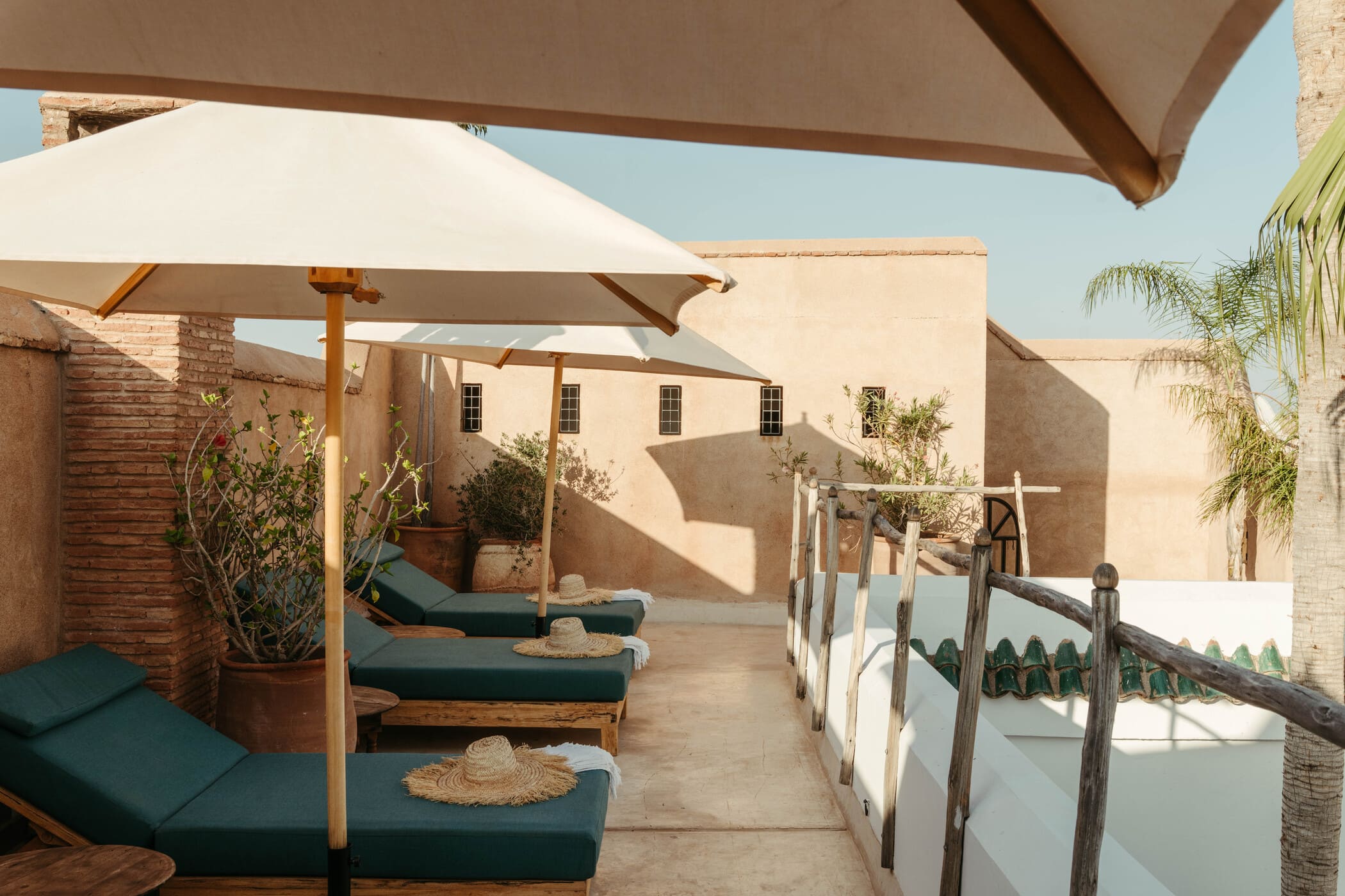 Intro image full screen