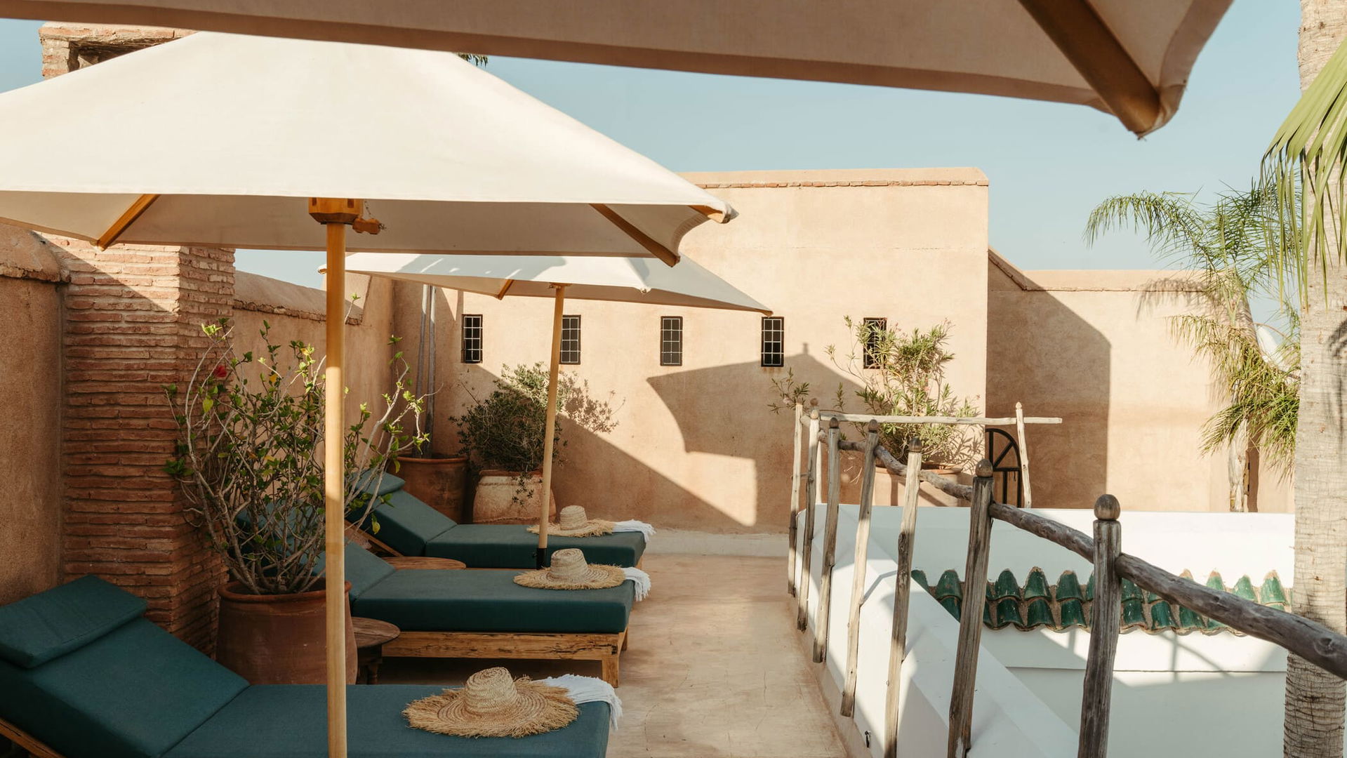 Intro image full screen