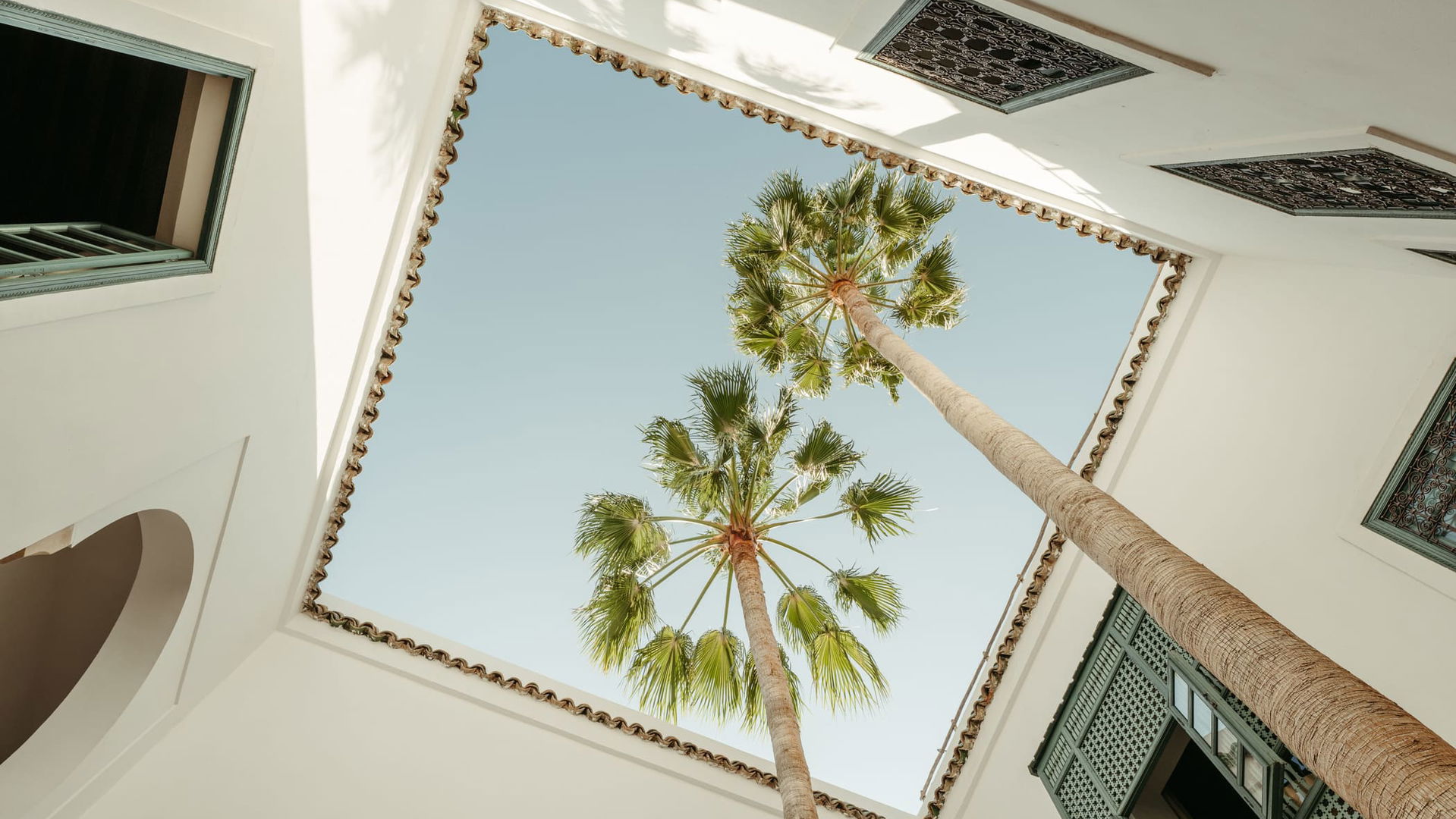 Intro image full screen