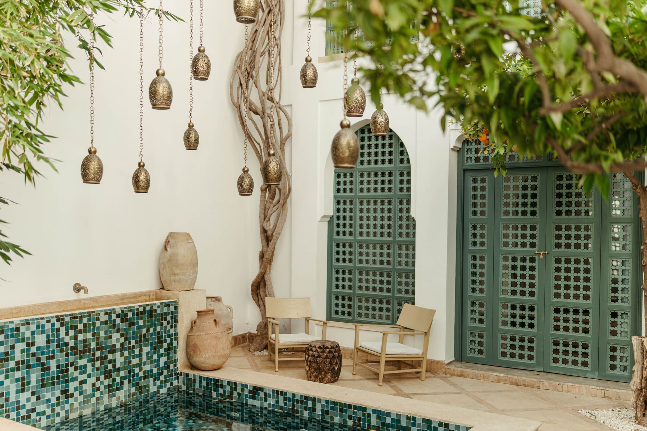 Intro image full screen