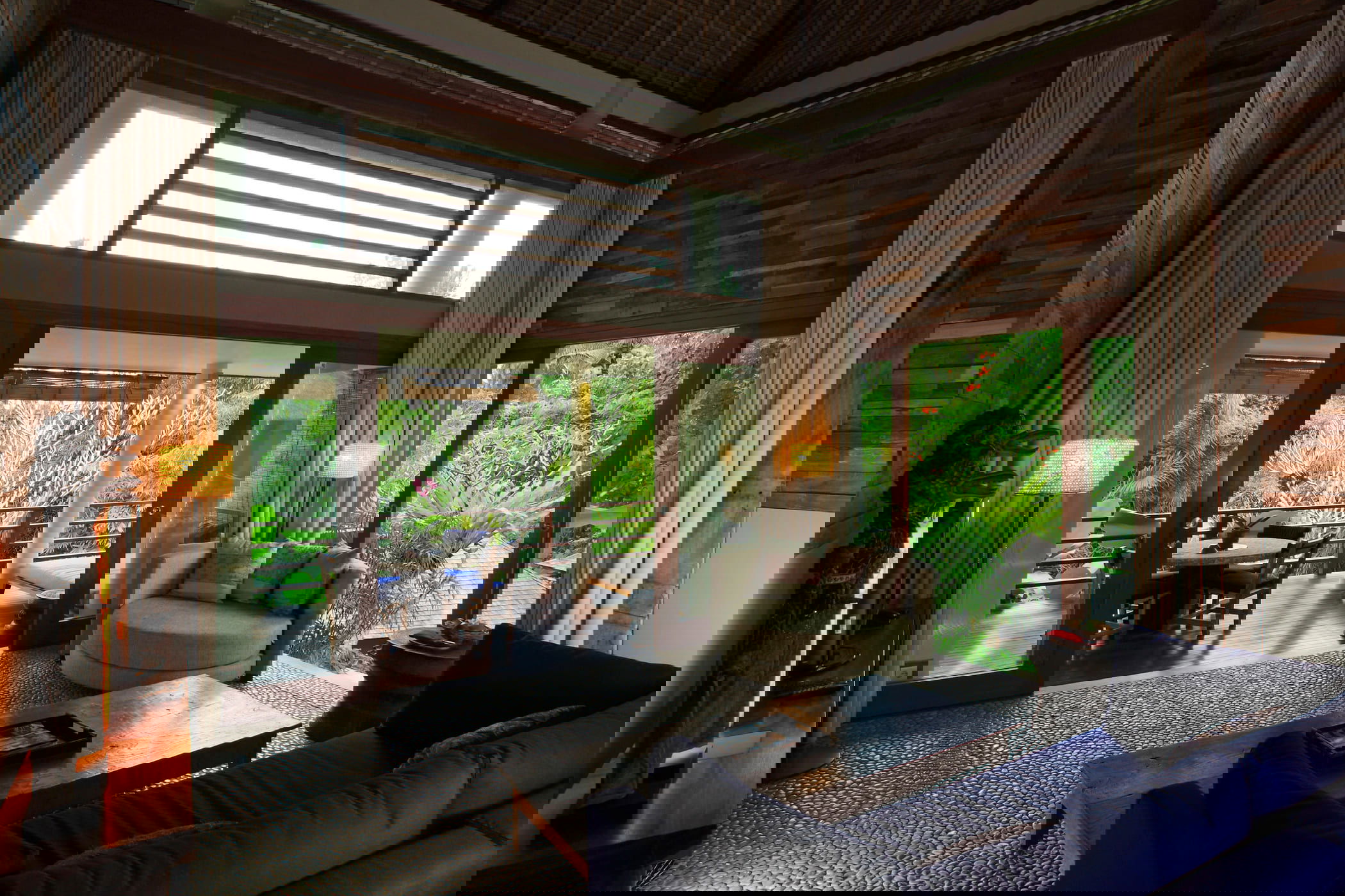 Intro image full screen