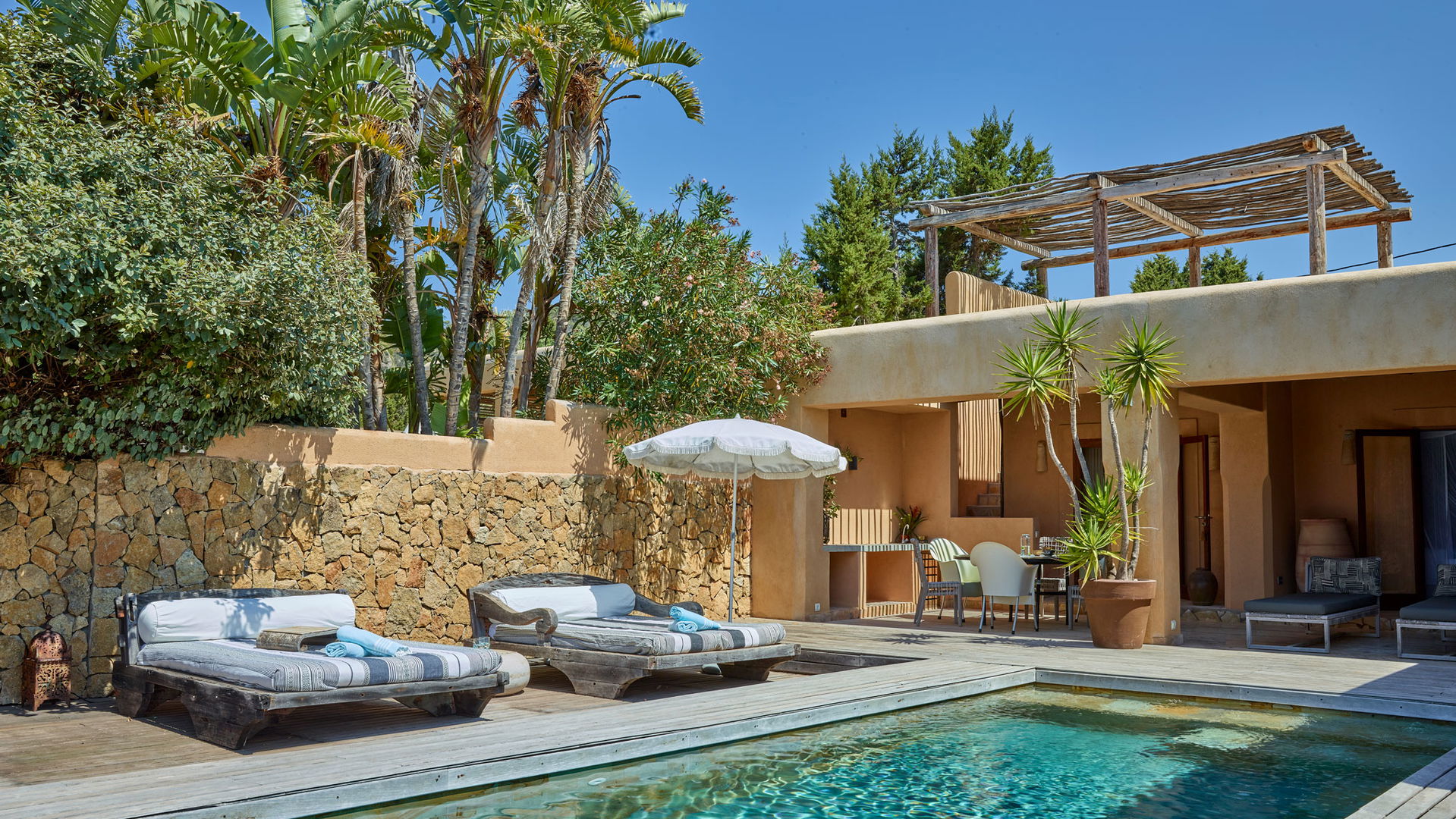 Intro image full screen