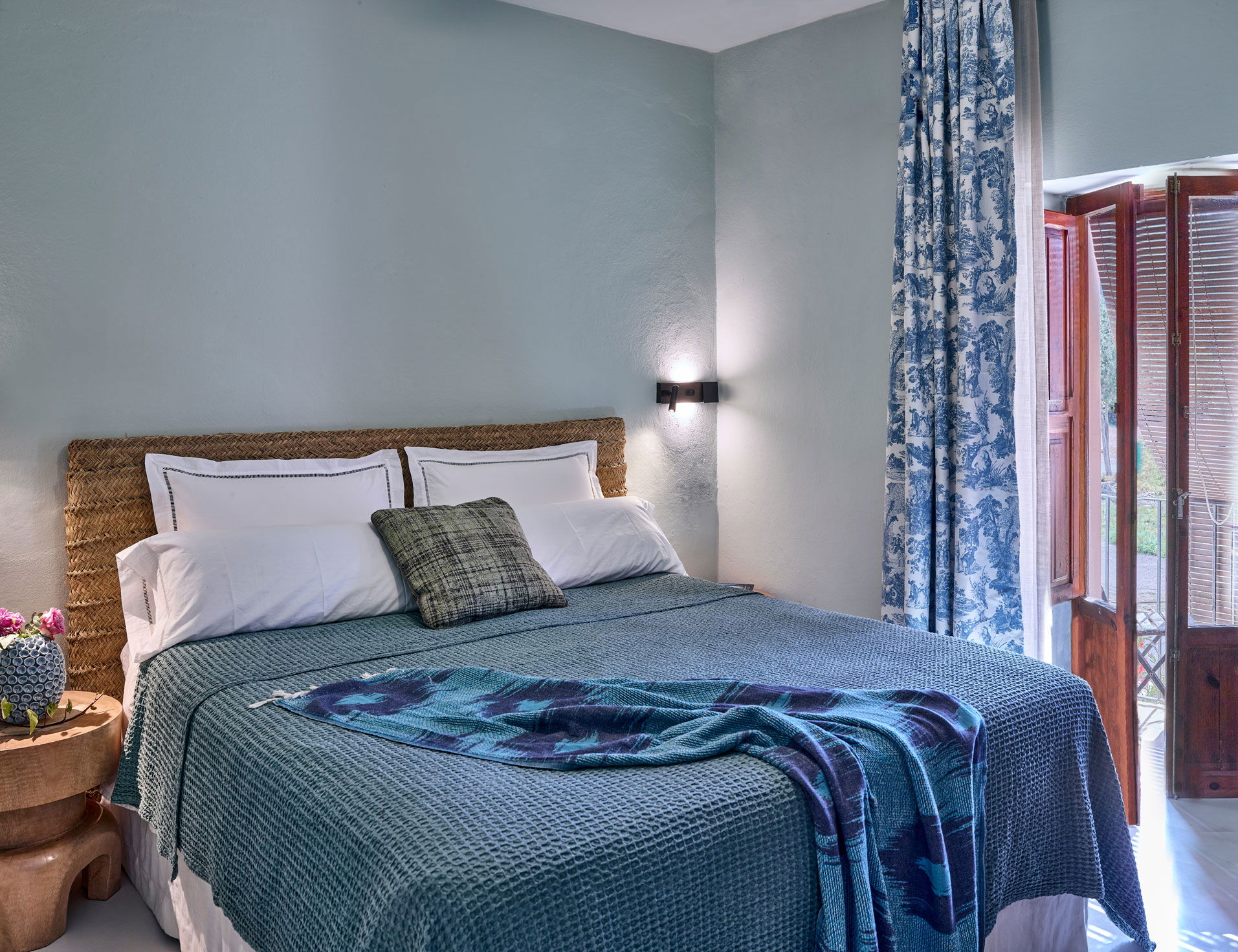 Intro image full screen