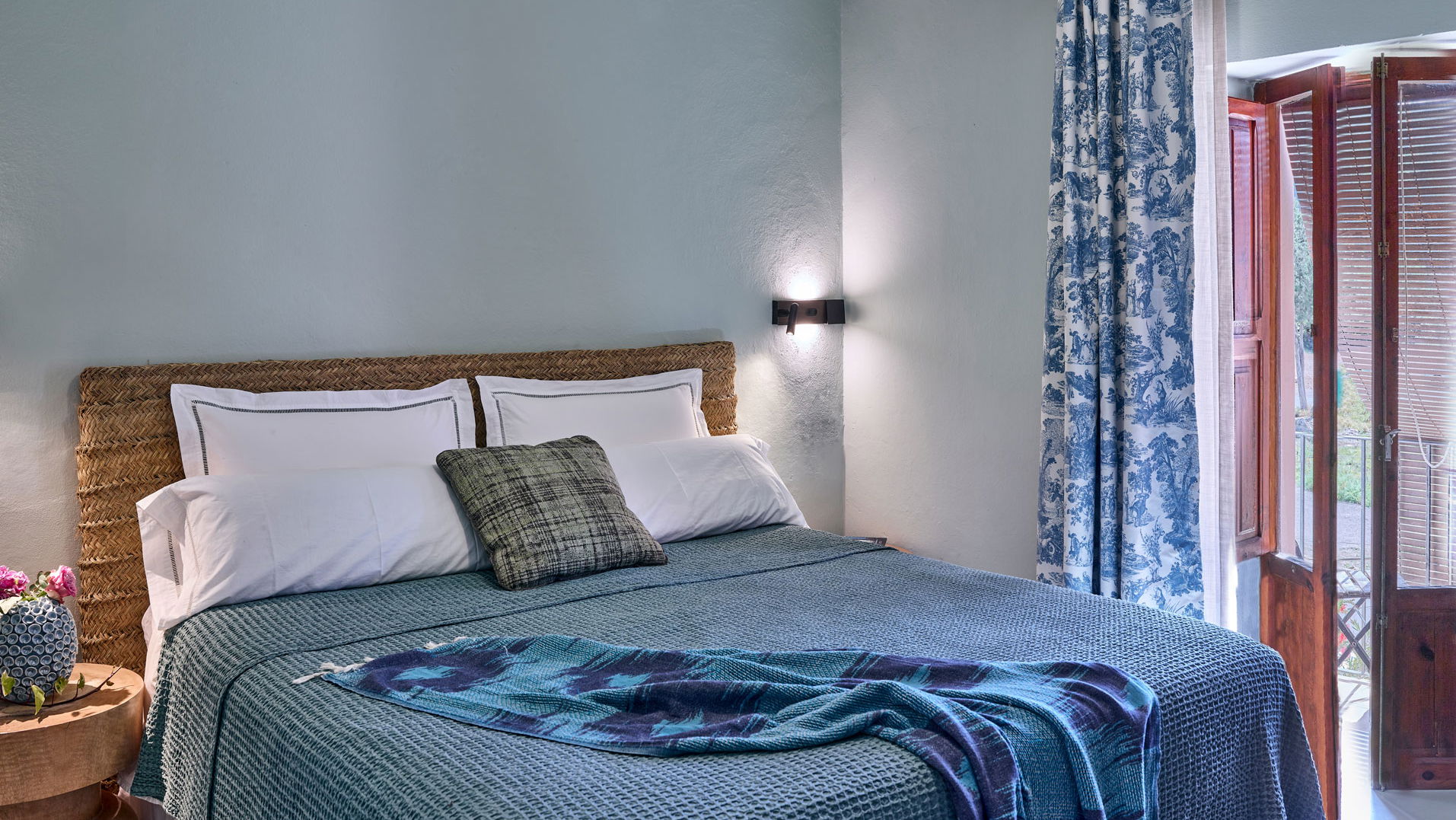 Intro image full screen