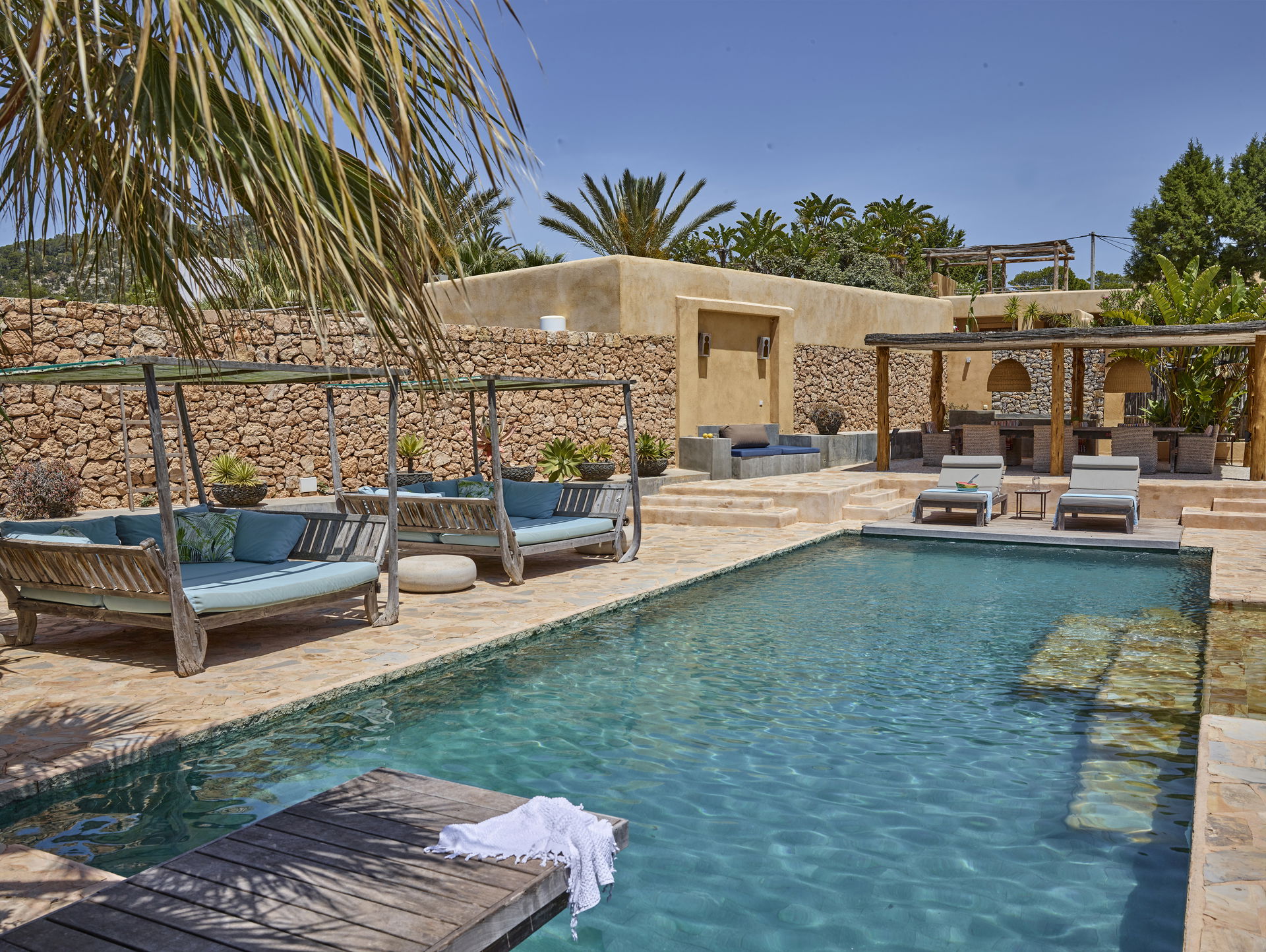 Intro image full screen