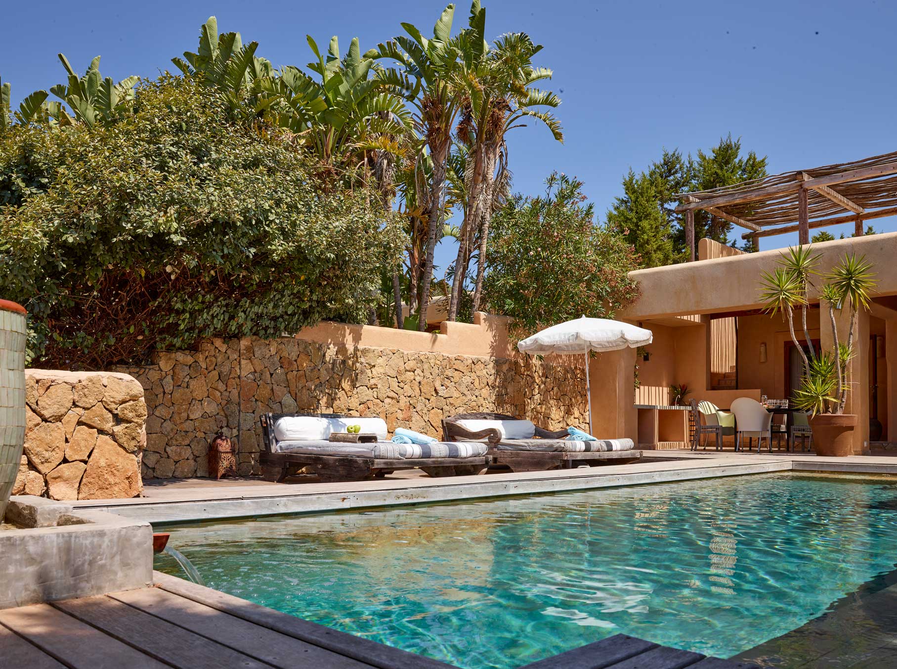 Intro image full screen