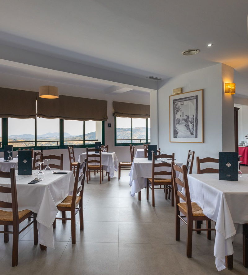 Tugasa: Restaurante El Peñón de Zahara de la Sierra: tradición y sabor en un entorno único